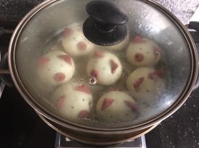 摆到蒸笼上醒发15到20分钟。