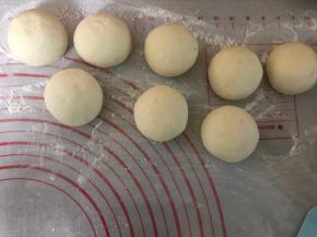 所有的都包上豆沙，搓圆放在一边。