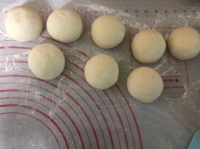 所有的都包上豆沙，搓圆放在一边。