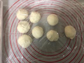 割一个面团先放一边，其他的均匀分成8个小剂子。