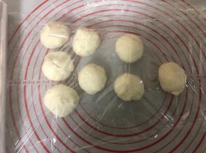 割一个面团先放一边，其他的均匀分成8个小剂子。