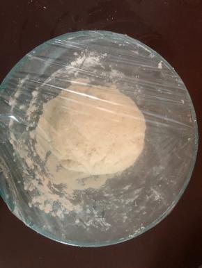 分次少量加入温水(冬天差不多50度左右)，用手揉成面团，包上保鲜膜，放入到温暖的地方发酵成两倍大！可以用尽按下个印子，基本等印子长平了就说明发酵好了！