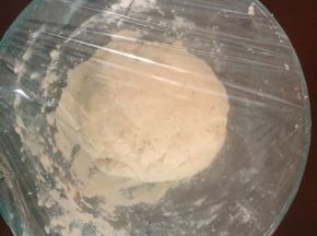 分次少量加入温水(冬天差不多50度左右)，用手揉成面团，包上保鲜膜，放入到温暖的地方发酵成两倍大！可以用尽按下个印子，基本等印子长平了就说明发酵好了！