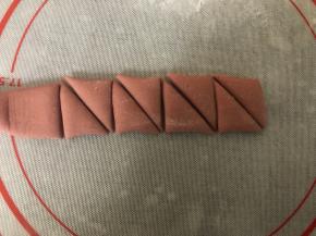 搓成长条，像这样先切成小正方形，再对角切开，做小猪的耳朵。