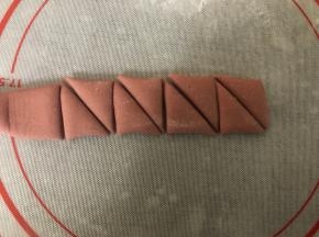 搓成长条，像这样先切成小正方形，再对角切开，做小猪的耳朵。
