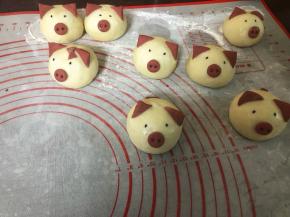 沾少许清水，把猪鼻子装上去，并用两个芝麻做眼睛