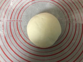 撒点面粉，把发酵好的面团多揉揉排气，揉成光滑的面团。