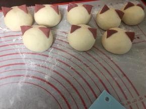 沾少许清水，把耳朵粘上去。