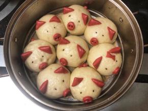 冷水上锅小火蒸上气后大火蒸15到20分钟，不要开锅，