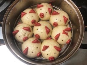 冷水上锅小火蒸上气后大火蒸15到20分钟，不要开锅，