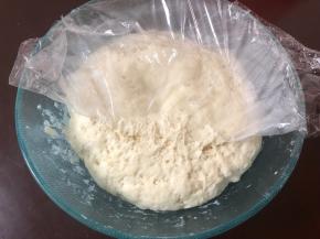 像这样面团上全是气孔就说明发酵好了！