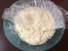 像这样面团上全是气孔就说明发酵好了！