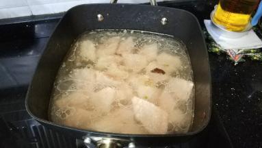 锅里煮开水，放入鸡翅（对半斩开）焯水