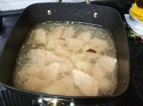 锅里煮开水，放入鸡翅（对半斩开）焯水