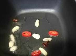 锅里热油放入辣椒、蒜片、八角煸炒香味出来