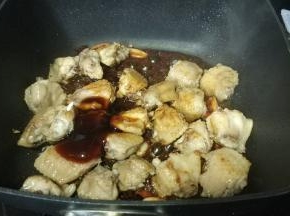 放入蚝油、酱油、糖