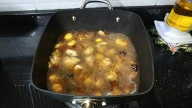 倒入没过食材的水