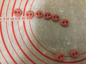 再搓成长条，取圆形，用筷子戳出两个孔做猪鼻子。