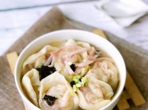 盛出馄饨及汤汁。撒上剩余的火腿丝和葱花。