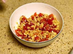 盛出晾凉后加入刚才的番茄丁。