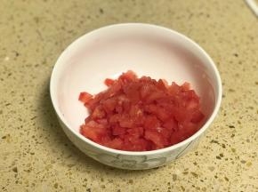 番茄皮切丁备用。