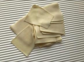 醒好的面团擀成薄片，切成如图长方形，切好的面皮粘上面粉防粘密封好备用。