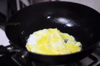 来做馅，首先热锅倒入油，炒鸡蛋，炒到凝固熟了即可，不用炒的太老。