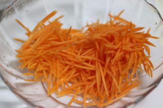 胡萝卜擦成丝。
