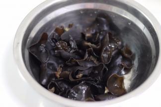 木耳需要提前泡好，洗干净，沥去水分。