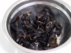 木耳需要提前泡好，洗干净，沥去水分。