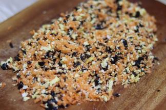 这三种制作好后，放到案板剁成碎末。