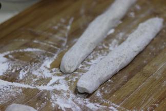 醒好的面取一部分搓成长条，切分好均匀的小面团，并擀皮。