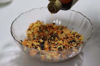 放到调馅的碗中，加入生抽，香油，和适量的盐，搅拌均匀。。