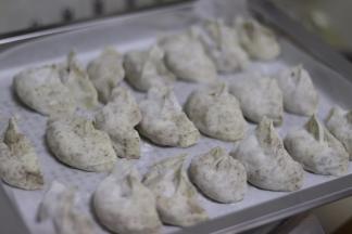 包好放到蒸盘上摆好。