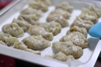 饺子就做好了。准备蘸汁开吃吧