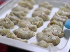 饺子就做好了。准备蘸汁开吃吧