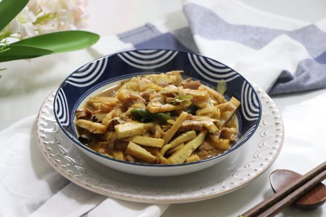 冬笋（金衣白玉）炒鸡腿肉，鲜香无比