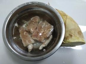 鸡腿肉用水浸泡化冻，葱姜准备好