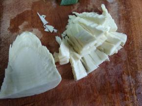 冬笋剥掉笋衣，切成需要大小