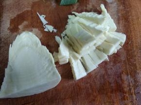 冬笋剥掉笋衣，切成需要大小