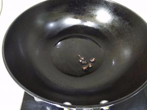 起油锅，放入大料