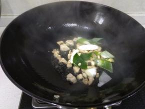 调中火，放入葱姜，翻炒出香味