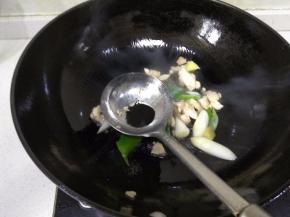 待肉全部变色，加入老抽,