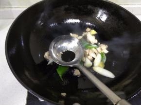 待肉全部变色，加入老抽,