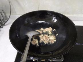 放入鸡腿肉，大火煎炒