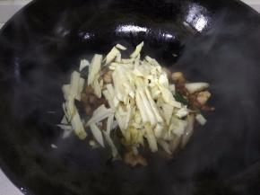 放入笋丝，继续翻炒