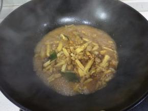 揭开锅盖，调大火略收汁，装盘