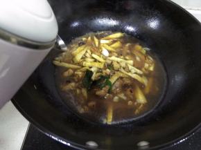 翻炒均匀后，加入热水