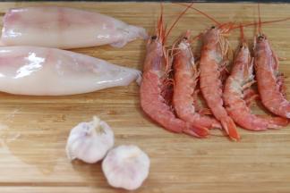 准备好食材。红虾提前解冻，墨鱼去头去尾。