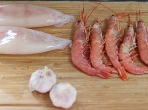 准备好食材。红虾提前解冻，墨鱼去头去尾。